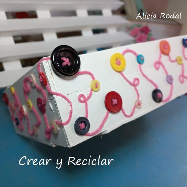 Si eres amante del hilo y la aguja o simplemente te gusta coser para hacer tu propia ropa, transformar o arreglar la que ya tienes, con esta hermosa y útil idea tendrás todos tus materiales de trabajo bien organizados y a mano y todo con materiales reciclados. DIY