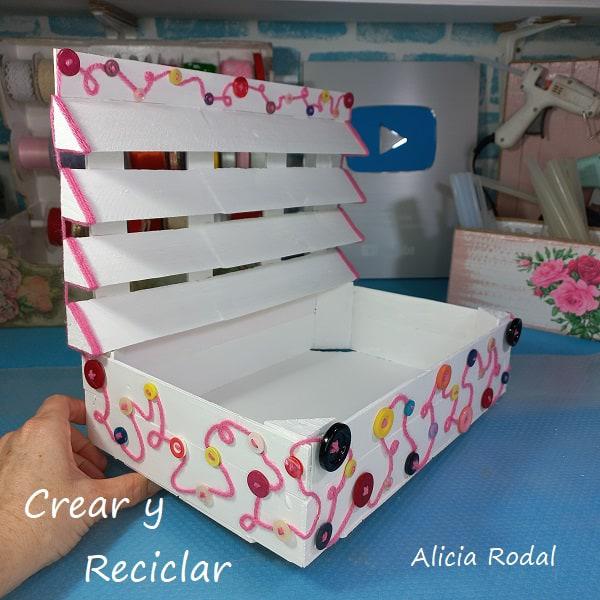 Si eres amante del hilo y la aguja o simplemente te gusta coser para hacer tu propia ropa, transformar o arreglar la que ya tienes, con esta hermosa y útil idea tendrás todos tus materiales de trabajo bien organizados y a mano y todo con materiales reciclados. DIY