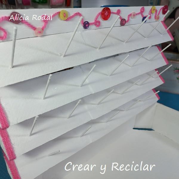 Si eres amante del hilo y la aguja o simplemente te gusta coser para hacer tu propia ropa, transformar o arreglar la que ya tienes, con esta hermosa y útil idea tendrás todos tus materiales de trabajo bien organizados y a mano y todo con materiales reciclados. DIY