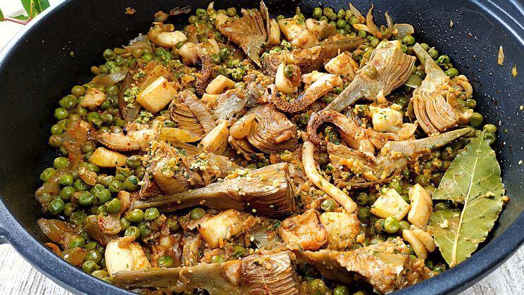 Sepia con guisantes y alcachofas