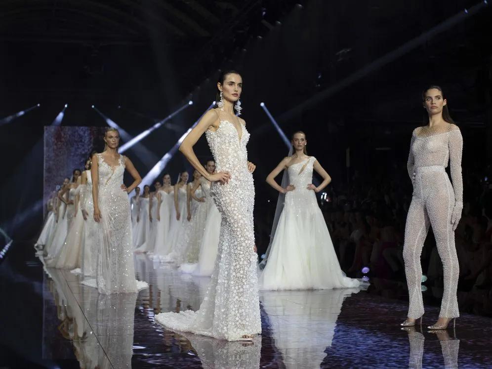 Desfile de Pronovias en la Barcelona Bridal Fashion Week de 2023