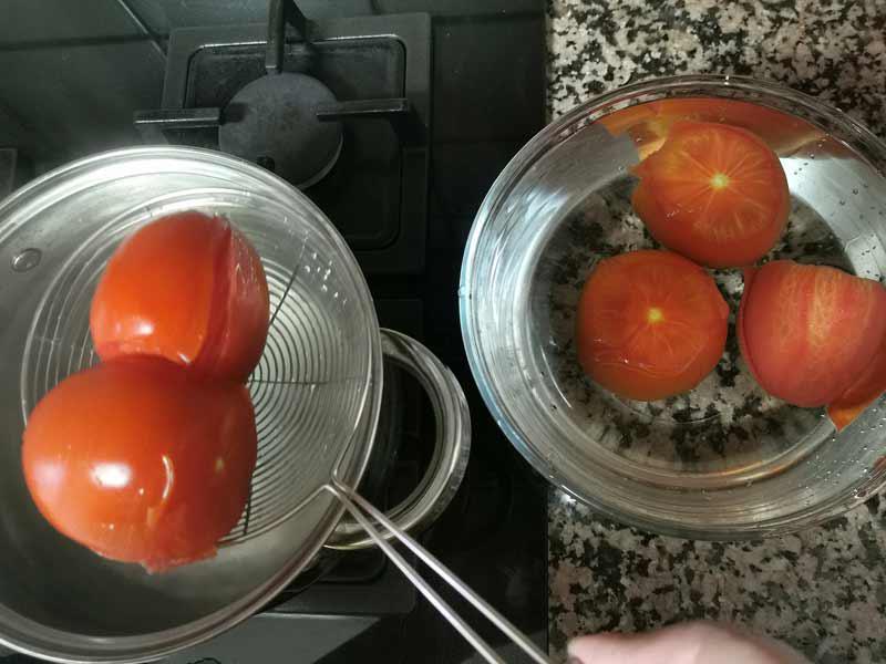Tomates en agua fria