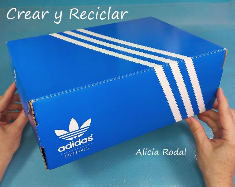 Convierte una simple caja de zapatos de cartón en una cesta, canasta u organizador de mesa para lo que quieras. DIY. Crea una bella caja para guardar y organizar tu casa, con una caja de zapatos de cartón decorada con jeans: Manualidades creativas y útiles.