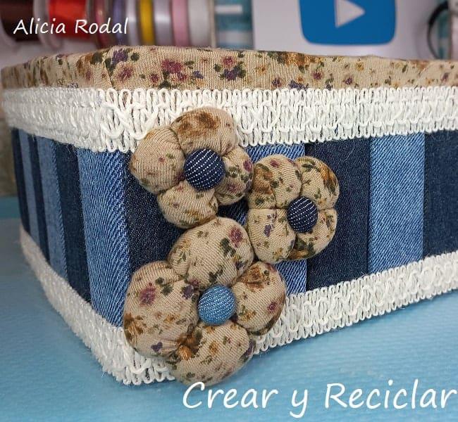 Convierte una simple caja de zapatos de cartón en una cesta, canasta u organizador de mesa para lo que quieras. DIY. Crea una bella caja para guardar y organizar tu casa, con una caja de zapatos de cartón decorada con jeans: Manualidades creativas y útiles.