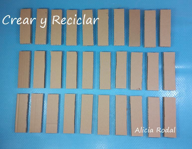 Convierte una simple caja de zapatos de cartón en una cesta, canasta u organizador de mesa para lo que quieras. DIY. Crea una bella caja para guardar y organizar tu casa, con una caja de zapatos de cartón decorada con jeans: Manualidades creativas y útiles.