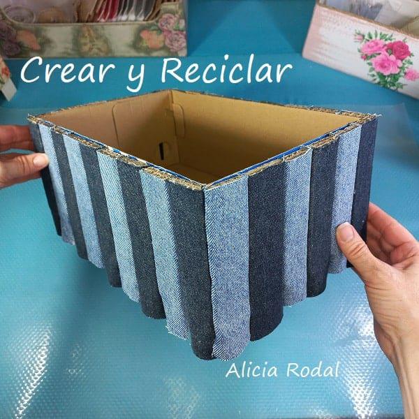 Convierte una simple caja de zapatos de cartón en una cesta, canasta u organizador de mesa para lo que quieras. DIY. Crea una bella caja para guardar y organizar tu casa, con una caja de zapatos de cartón decorada con jeans: Manualidades creativas y útiles.