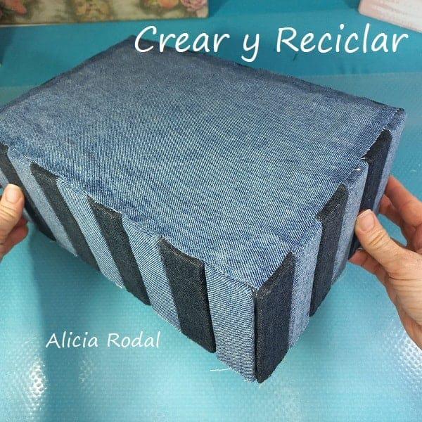 Convierte una simple caja de zapatos de cartón en una cesta, canasta u organizador de mesa para lo que quieras. DIY. Crea una bella caja para guardar y organizar tu casa, con una caja de zapatos de cartón decorada con jeans: Manualidades creativas y útiles.