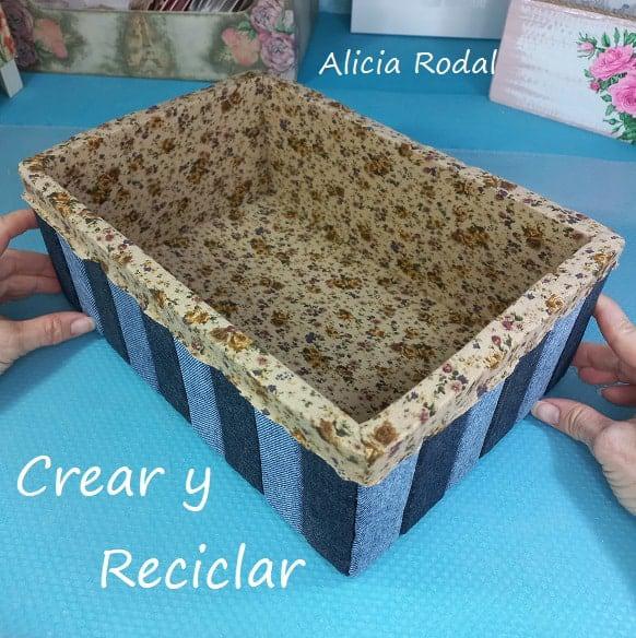 Convierte una simple caja de zapatos de cartón en una cesta, canasta u organizador de mesa para lo que quieras. DIY. Crea una bella caja para guardar y organizar tu casa, con una caja de zapatos de cartón decorada con jeans: Manualidades creativas y útiles.