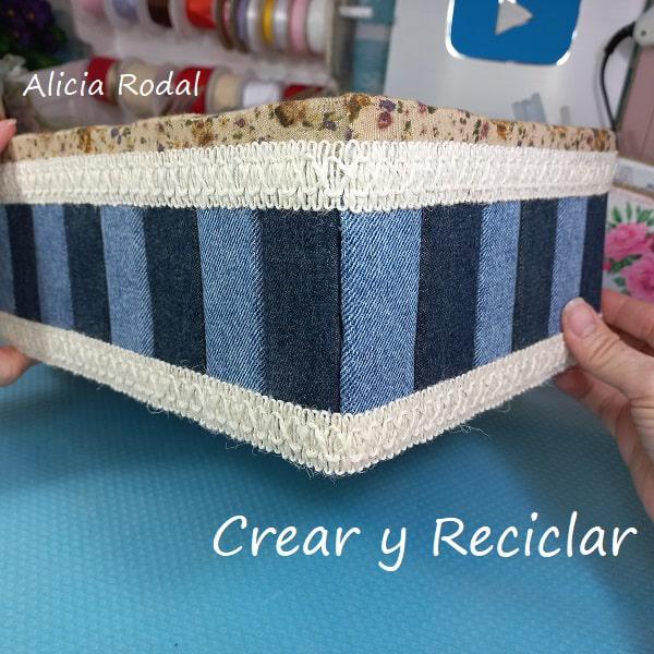 Convierte una simple caja de zapatos de cartón en una cesta, canasta u organizador de mesa para lo que quieras. DIY. Crea una bella caja para guardar y organizar tu casa, con una caja de zapatos de cartón decorada con jeans: Manualidades creativas y útiles.