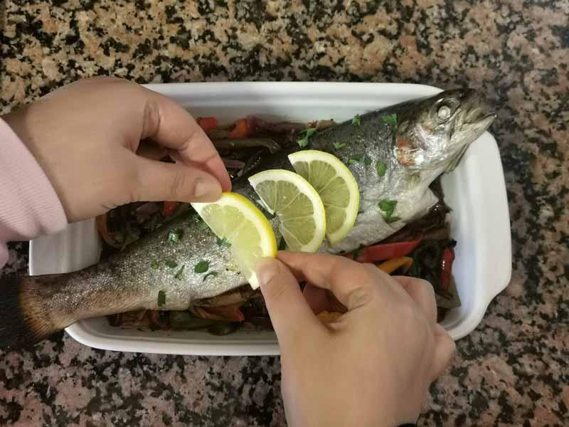 Decora trucha con limon
