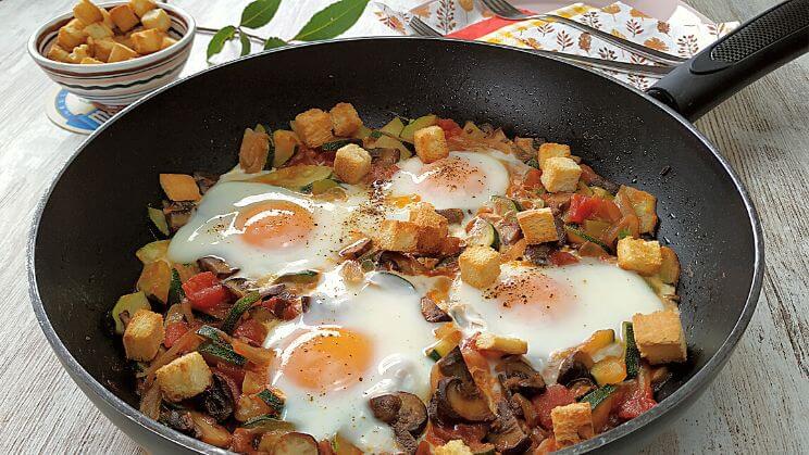 Huevos al plato en sartén