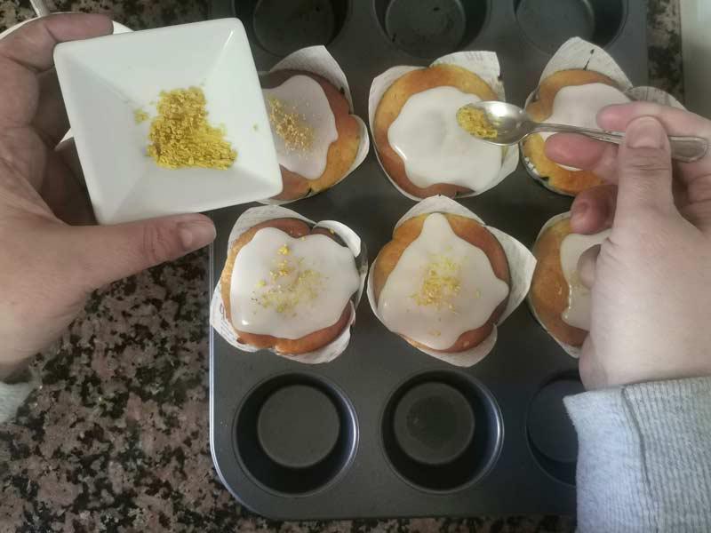 Cubre con glaseado y ralladura limon