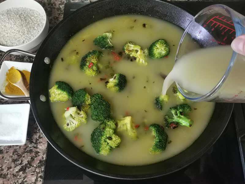 Cubre el arroz con caldo