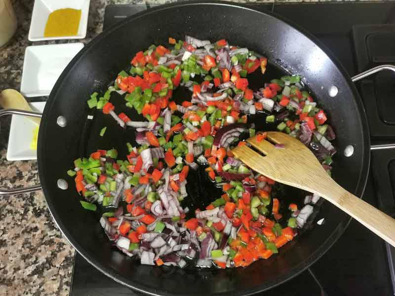 Sofrie verduras paella