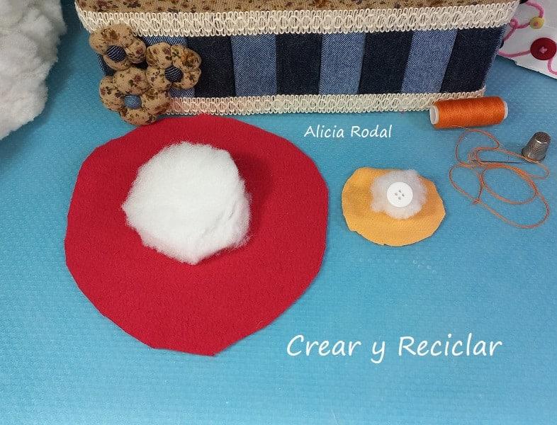 En este tutorial les muestro cómo hacer flores de algodón, rellenas, acolchadas o calabaza con guata paso a paso, de una manera que resulte fáciles y rápidas, y lo mejor de todo es que las podemos hacer con retazos o trozos de telas, o con ropa que ya no usamos, así la aprovechamos para darle una segunda vida.