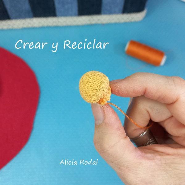 En este tutorial les muestro cómo hacer flores de algodón, rellenas, acolchadas o calabaza con guata paso a paso, de una manera que resulte fáciles y rápidas, y lo mejor de todo es que las podemos hacer con retazos o trozos de telas, o con ropa que ya no usamos, así la aprovechamos para darle una segunda vida.