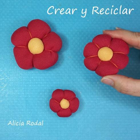 En este tutorial les muestro cómo hacer flores de algodón, rellenas, acolchadas o calabaza con guata paso a paso, de una manera que resulte fáciles y rápidas, y lo mejor de todo es que las podemos hacer con retazos o trozos de telas, o con ropa que ya no usamos, así la aprovechamos para darle una segunda vida.