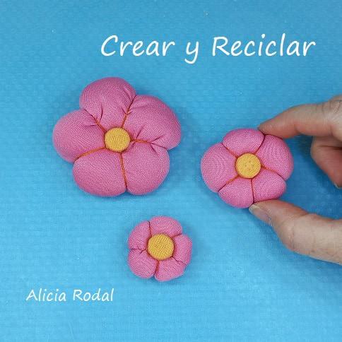 En este tutorial les muestro cómo hacer flores de algodón, rellenas, acolchadas o calabaza con guata paso a paso, de una manera que resulte fáciles y rápidas, y lo mejor de todo es que las podemos hacer con retazos o trozos de telas, o con ropa que ya no usamos, así la aprovechamos para darle una segunda vida.