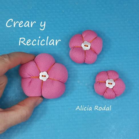 En este tutorial les muestro cómo hacer flores de algodón, rellenas, acolchadas o calabaza con guata paso a paso, de una manera que resulte fáciles y rápidas, y lo mejor de todo es que las podemos hacer con retazos o trozos de telas, o con ropa que ya no usamos, así la aprovechamos para darle una segunda vida.