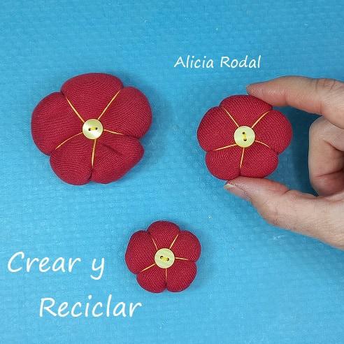 En este tutorial les muestro cómo hacer flores de algodón, rellenas, acolchadas o calabaza con guata paso a paso, de una manera que resulte fáciles y rápidas, y lo mejor de todo es que las podemos hacer con retazos o trozos de telas, o con ropa que ya no usamos, así la aprovechamos para darle una segunda vida.