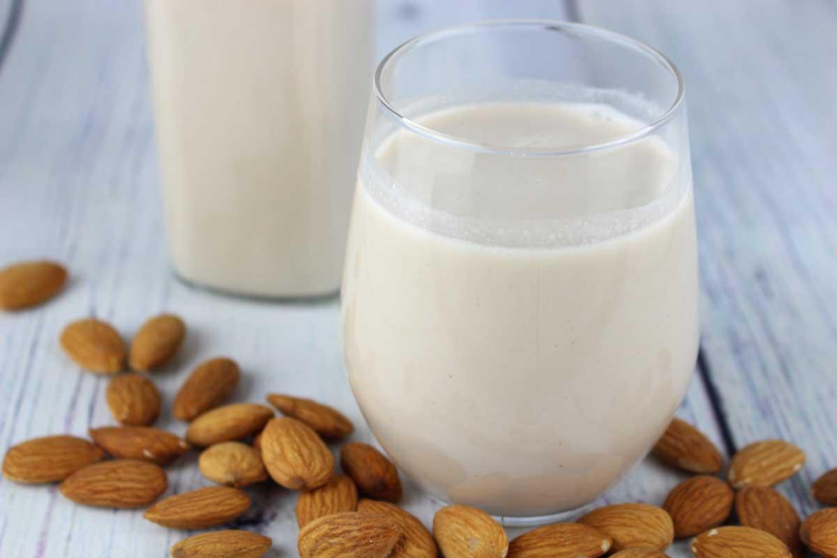 Leche de almendras. Cómo hacer leche vegetal sin lactosa
