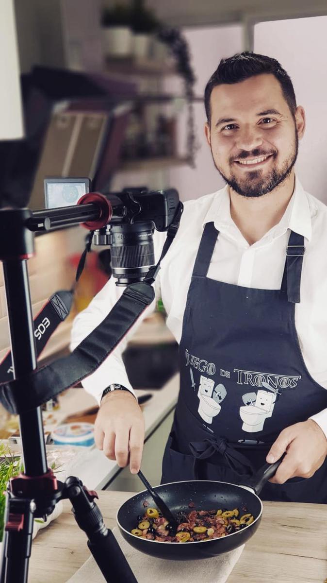 Chef Orielo grabando recetas sin lactosa