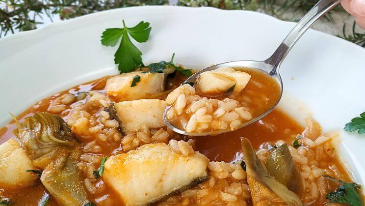 Arroz caldoso con bacalao y alcachofas