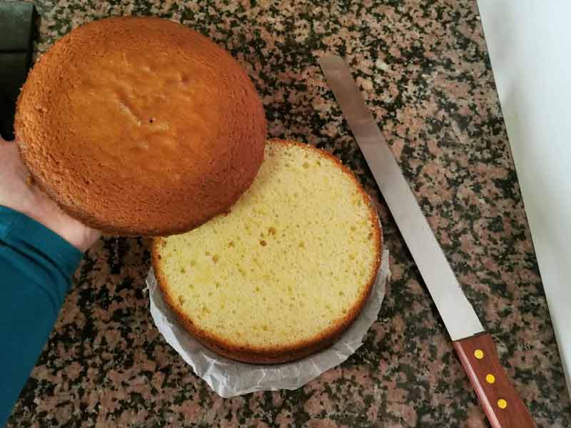 Corta primera capa bizcocho