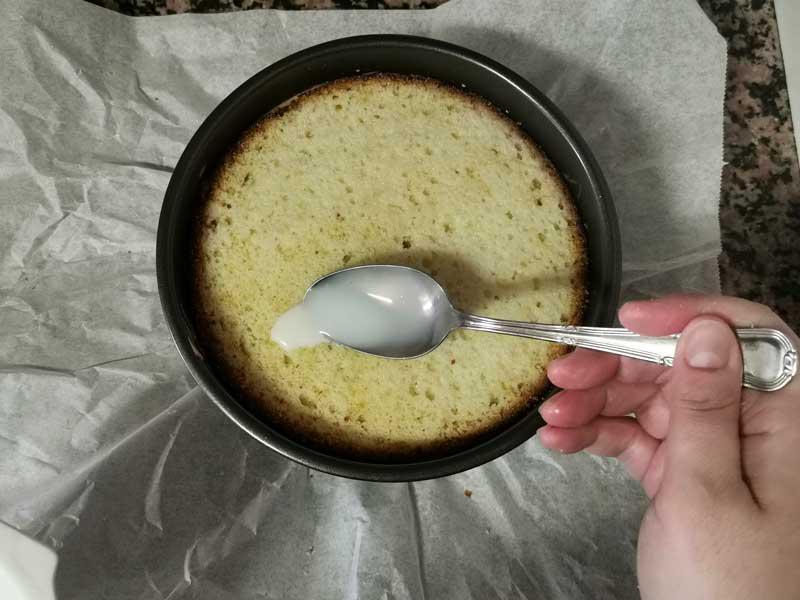 Humedece mona con almibar