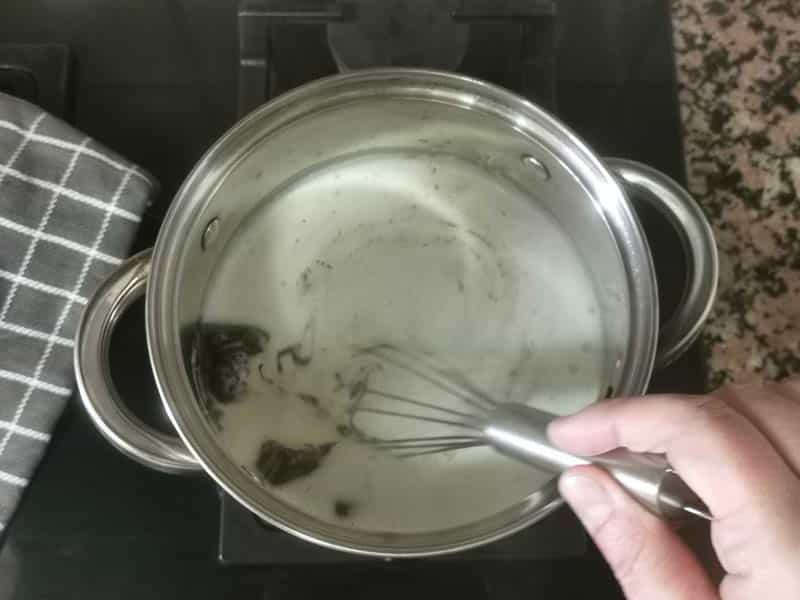 Agrega chocolate a la nata (crema de leche)