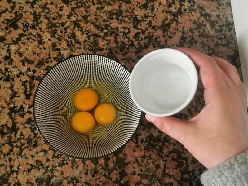 Bate huevos y agua
