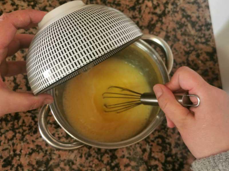 Anade huevos y agua batidos