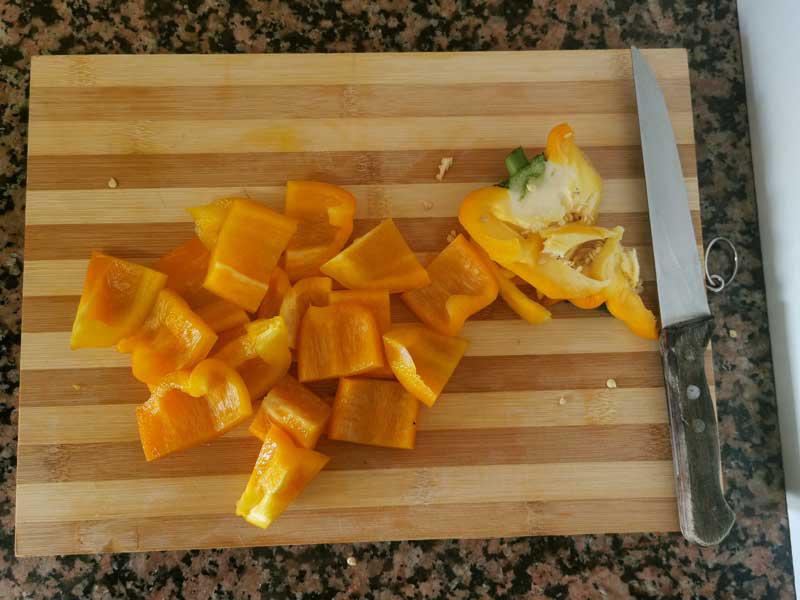 Cortar pimiento amarillo