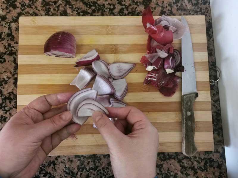 Cortar cebolla morada