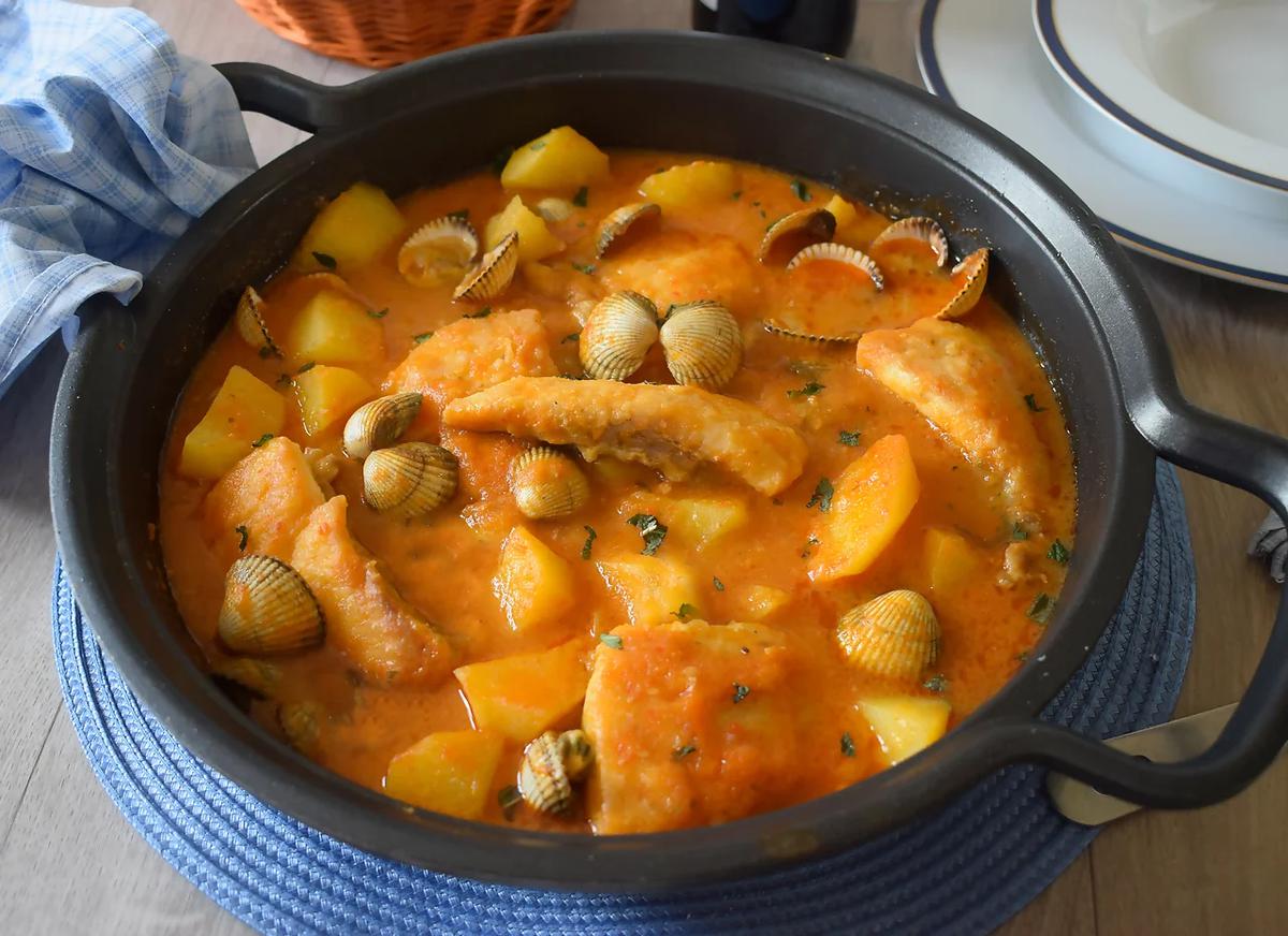 guiso de patatas con pescado y berberechos