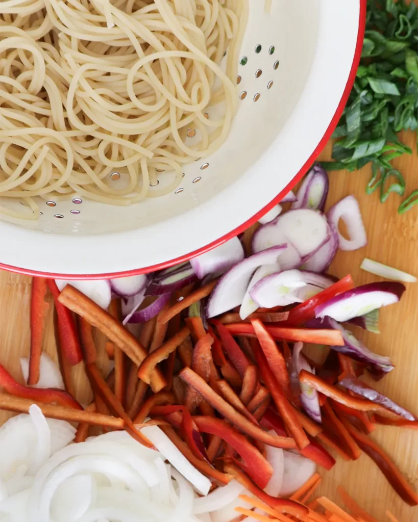 fideos morron cebolla cortada