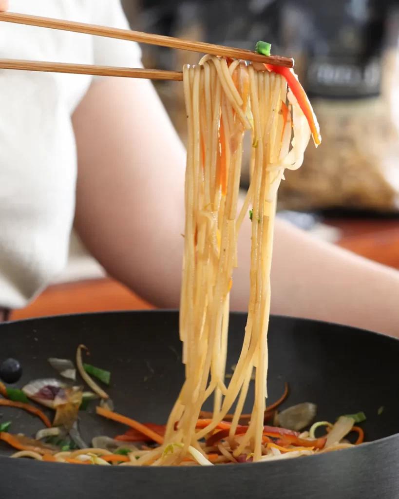 chow mein fideos salteados