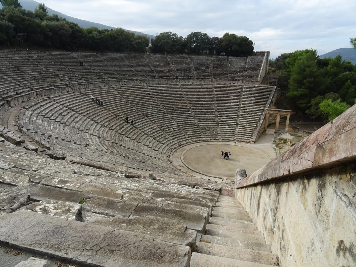 Teatro de Epidauro en nuestras excursiones imprescindibles desde Atenas