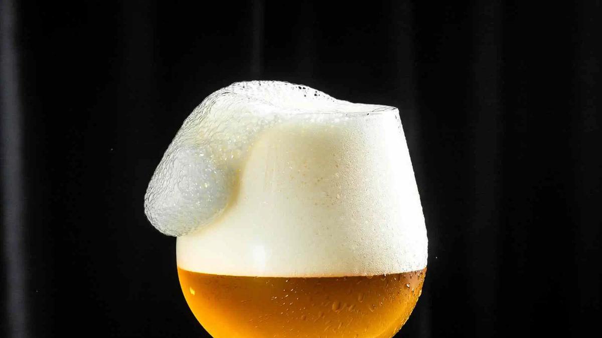 Por qué la cerveza se sirve con espuma