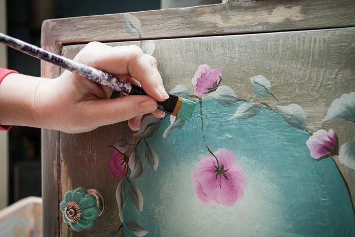 pintar-muebles-con-disenos-manuales.