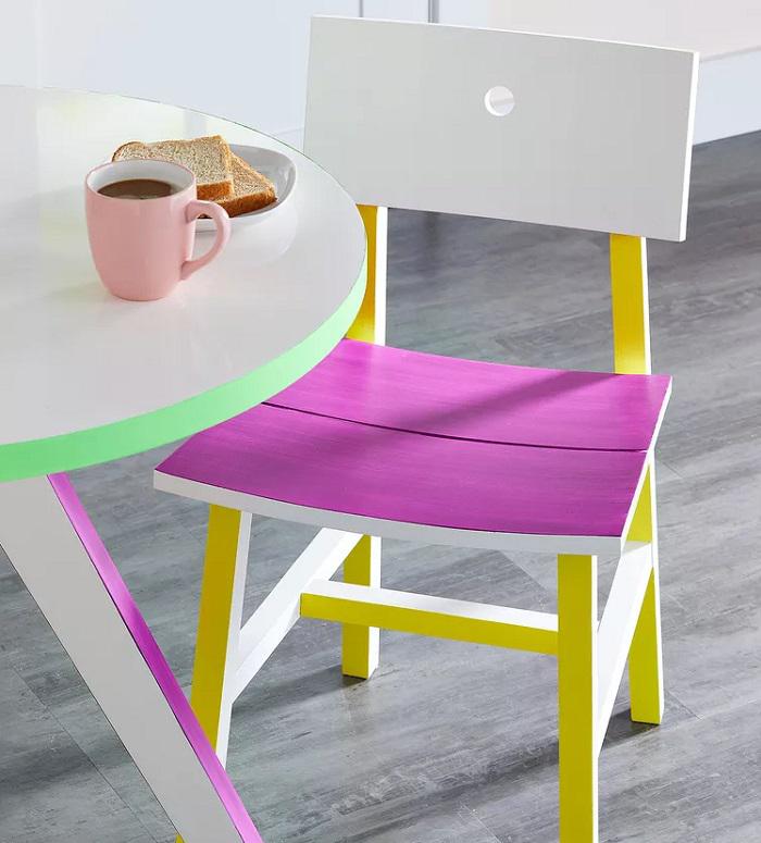 pintar-mesas-y-sillas-coloridas