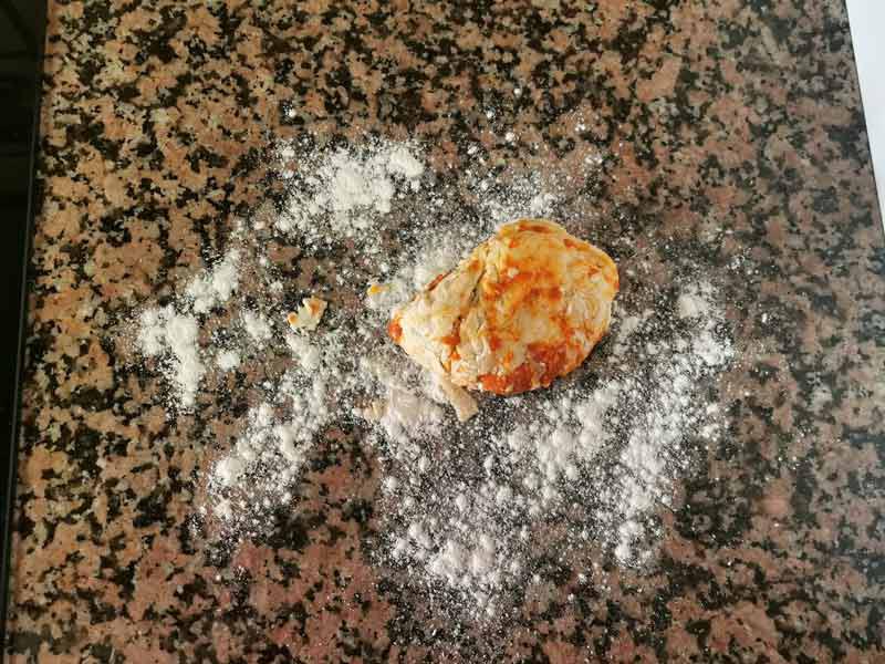 Amasar masa sobrasada