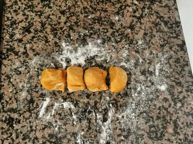 Corta masa sobrasada en cuatro