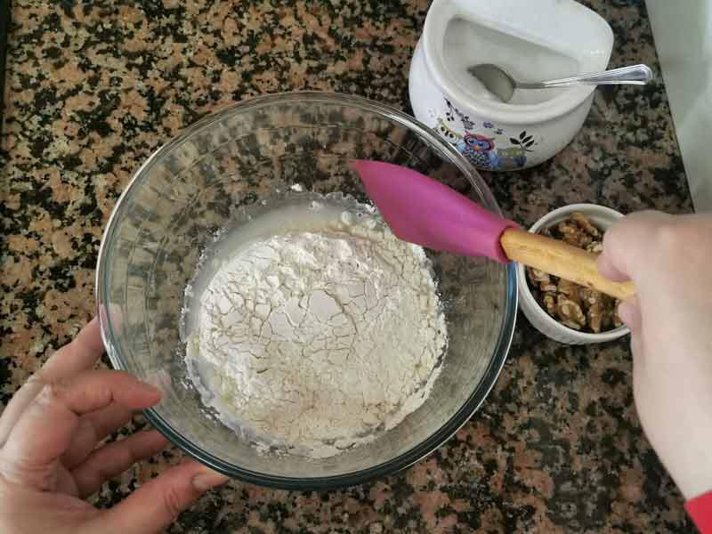 Mezcla harina con agua y levadura