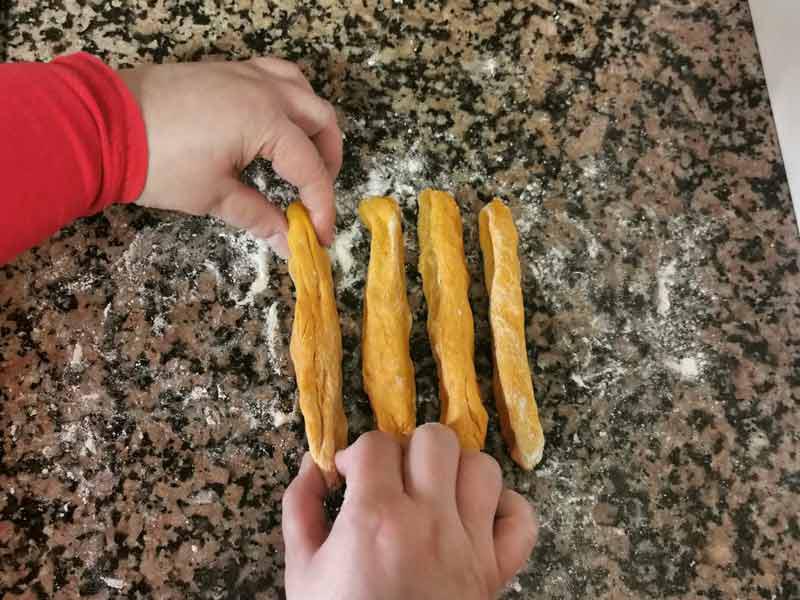 Tiras de masa sobrasada