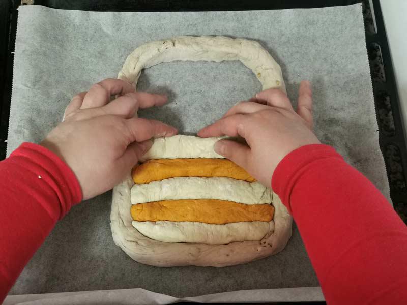 ALterna tiras de masa de queso con sobrasada