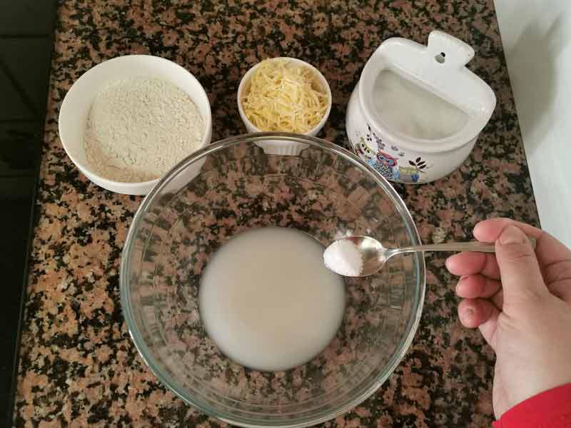 Echa sal a levadura en bol