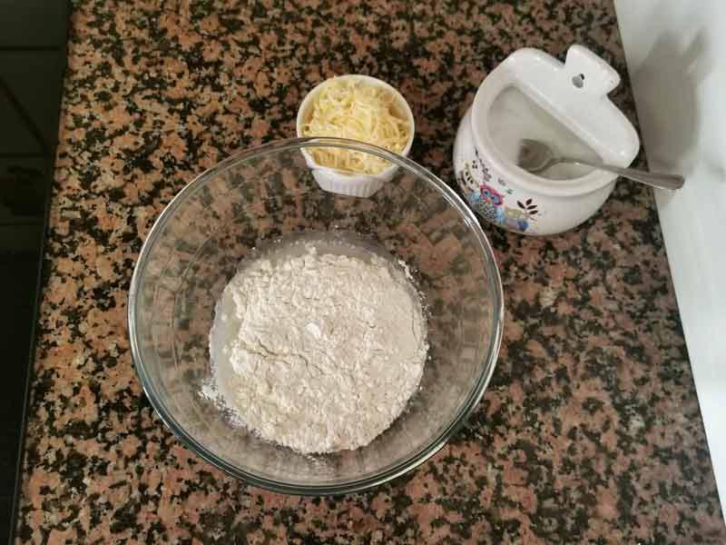 Mezcla harina agua y levadura