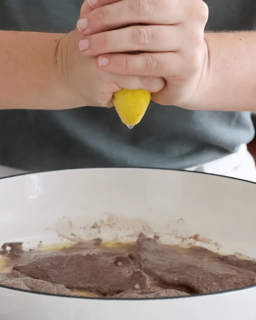 exprimir limon sobre carne