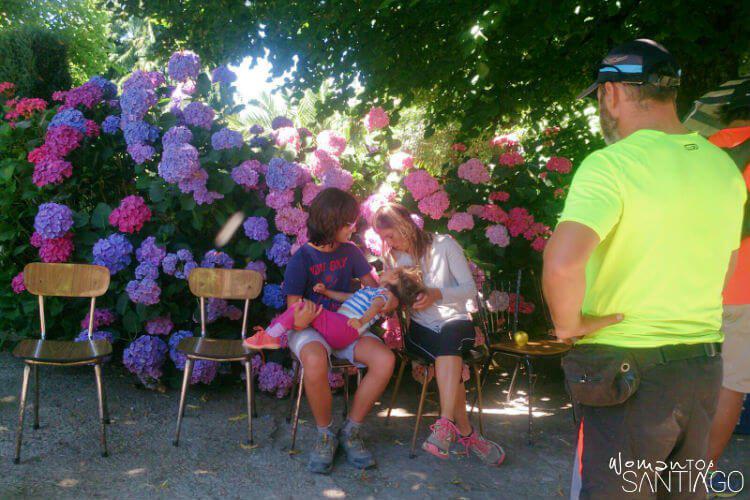 niño descansando encima de dos mujeres y fondo con flores